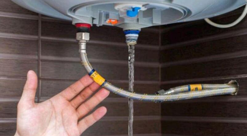 ¿Es mejor utilizar fuelles o manguera trenzada para la conexión del calentador de agua?
